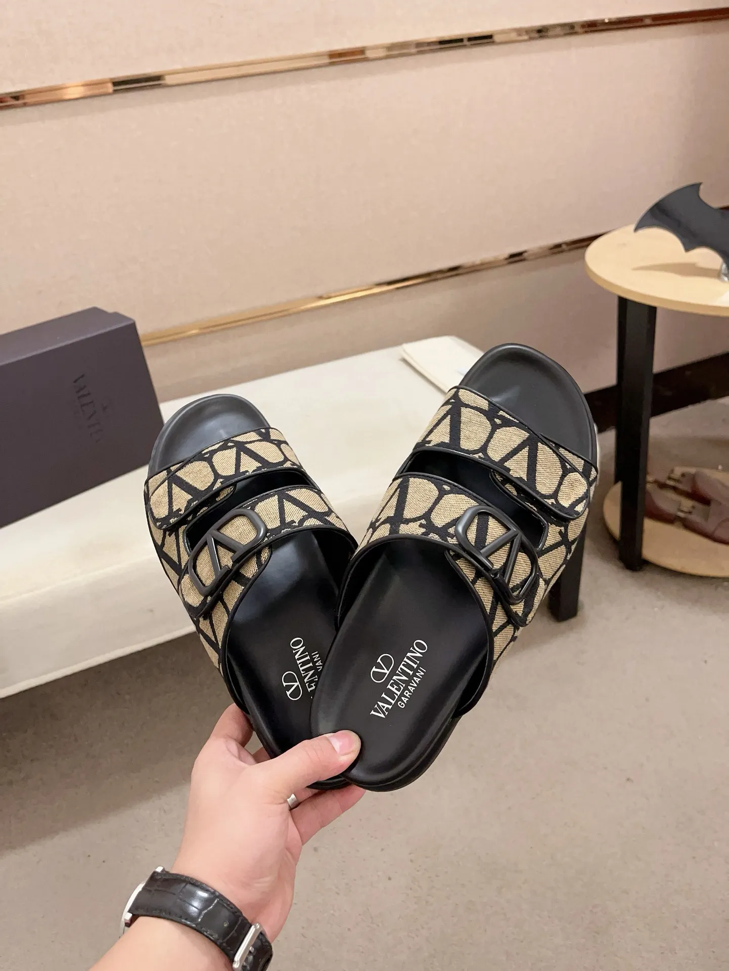Men's shoes💰: 440💰[Valentino] New men's boutique slippers, counter quality, classic plaid, the actual workmanship is quite complex🔰The uppers are made of imported fabrics➕🐑Sheepskin lining, which tests the craftsman's craftsmanship➕original PU outsole. Size: 38-44 (45 can be customized, non-refundable)